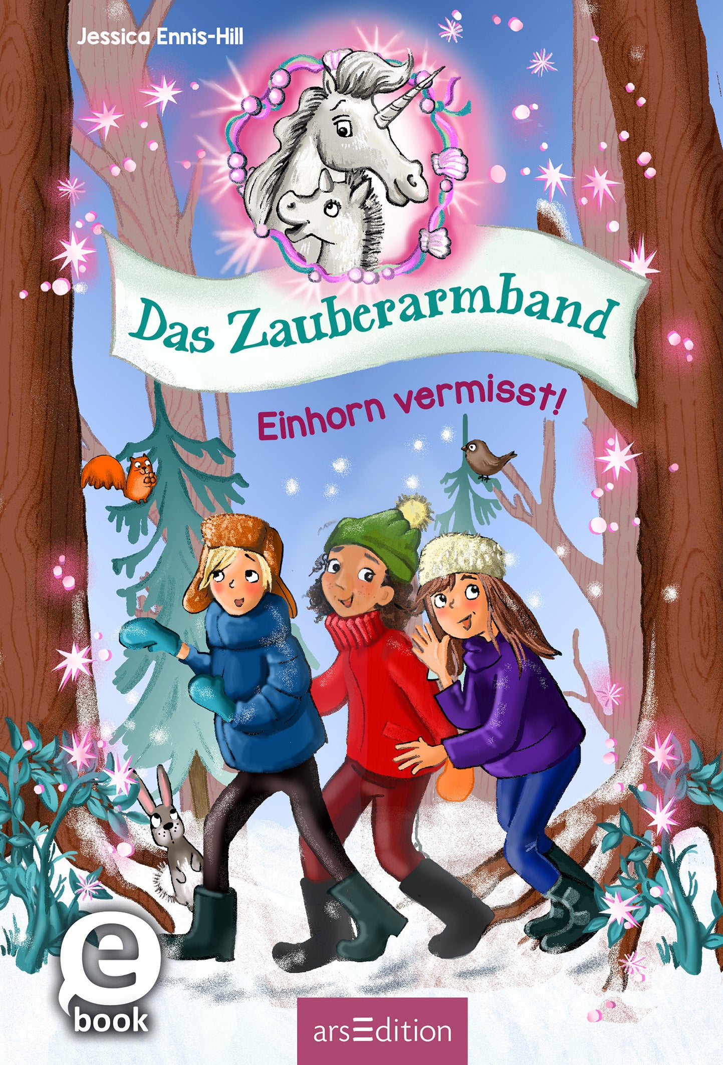 Auf dem Buchcover „Das Zauberarmband – Einhorn vermisst!“ von Jessica Ennis-Hill sind drei Kinder abgebildet, die in einem verschneiten Wald voller Tannen stehen. Die Mädchen tragen farbenfrohe Winterkleidung in Blau, Grün und Violett. Über den Figuren schwebt ein strahlendes, weißes Einhorn, umgeben von glitzernden Sternen. Der Hintergrund zeigt einen klaren, blauen Himmel. In der oberen Hälfte des Covers ist der Titel in verspielter Schrift platziert. Ganz unten mittig steht der...