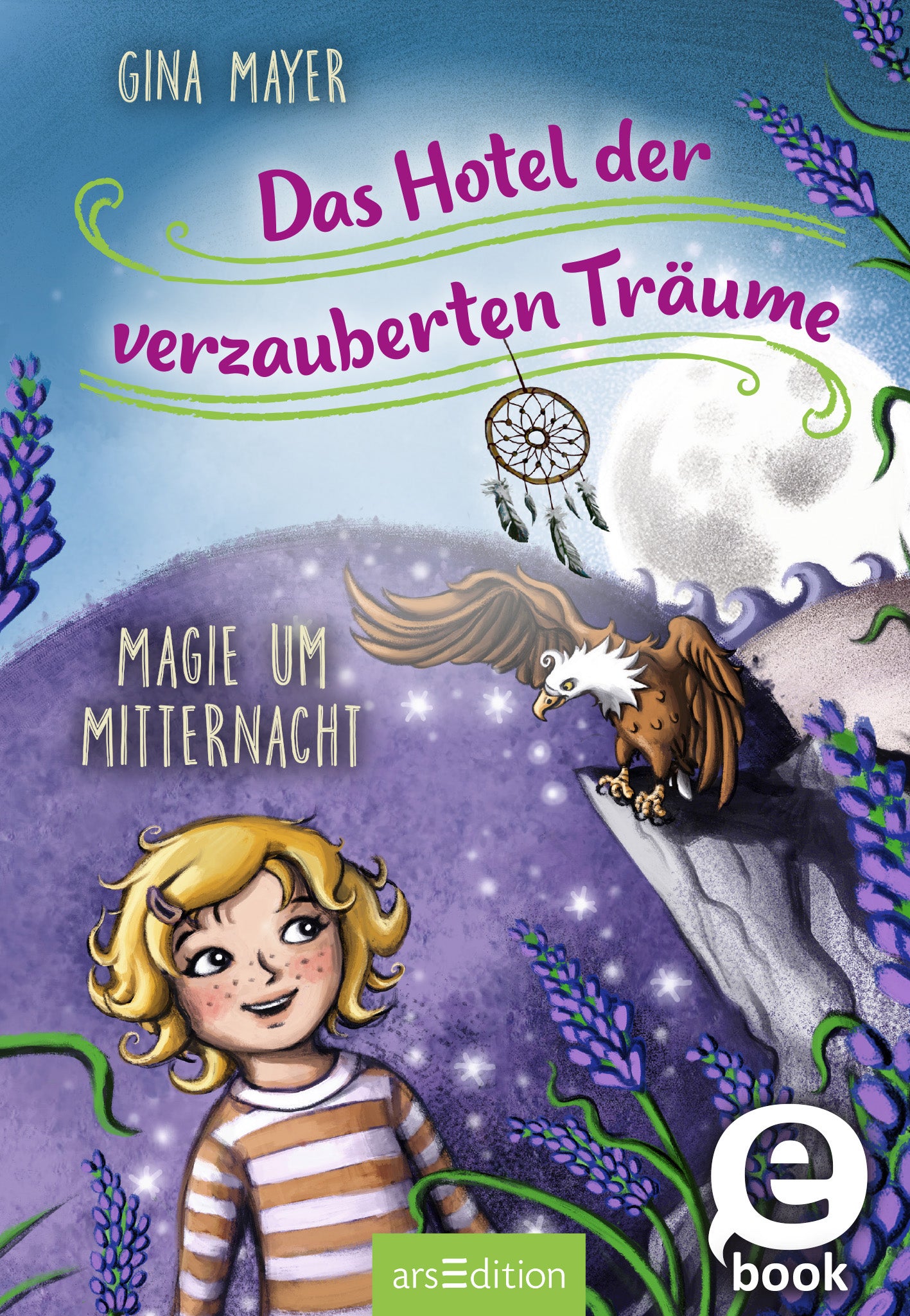 Das Cover zeigt einen bunten, fantasievollen Hintergrund in Lila- und Blautönen mit einem Mond und einem Traumfänger. Eine fröhliche, blonde Kinderfigur mit einem gestreiften Shirt blickt neugierig nach vorne. Ein mythisches Wesen sitzt neben ihr. Der Titel „Das Hotel der verzauberten Träume“ ist in geschwungener, grüner Schrift prominent platziert. Ganz unten mittig steht der Logoschriftzug von arsEdition.