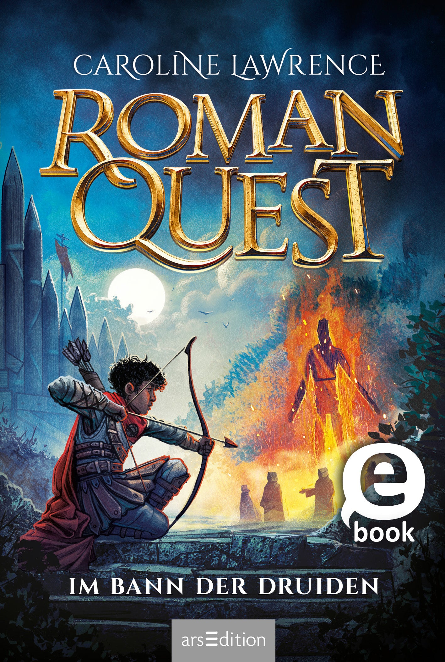 Das Cover von „Roman Quest – Im Bann der Druiden“ von Caroline Lawrence zeigt einen jugendlichen Protagonisten in einer dynamischen Pose, während er einen Bogen spannt. Der Hintergrund ist in überwiegend kühlen Blautönen gehalten, während warme Farben die Figuren und die mystische Atmosphäre der Szene hervorheben. Der Titel „Roman Quest“ ist in großen, goldenen Buchstaben prominent platziert. Unten rechts befindet sich ein Button mit dem Zeichen „e-book“. Ganz unten mittig...