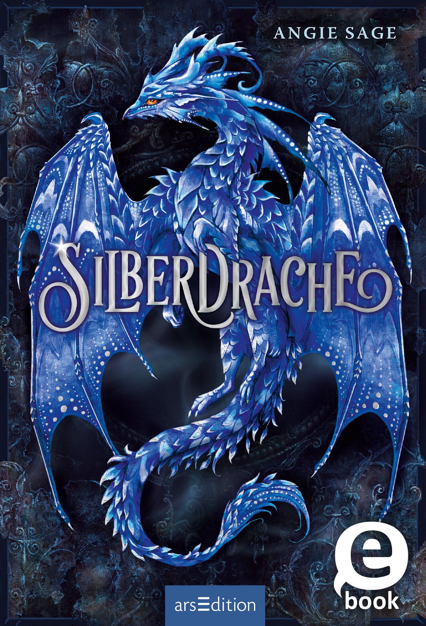 Das Cover zeigt einen majestätischen blauen Drachen mit weit ausgebreiteten Flügeln vor einem dunklen, mystischen Hintergrund. Der Drache ist detailliert gestaltet und strahlt eine lebendige Energie aus. Der Titel „SilberDrache“ ist in eleganter, geschwungener Schrift in hellem Grau platziert. Oben rechts ist der Name der Autorin Angie Sage zu finden. Ganz unten mittig steht der Logoschriftzug von arsEdition.