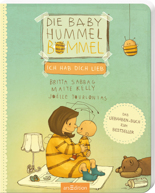 Das Cover zeigt eine liebevolle Illustration in sanften Pastellfarben. In der Mitte sind eine Mutter und ihr Baby dargestellt, beide in einem gemütlichen Bienen-Outfit. Über dem Bild steht der Titel „DIE BABY HUMMEL BOMMEL“ in einer spielerischen, handgeschriebenen Schriftart, darunter der Zusatz „ICH HAB DICH LIEB“ in orangefarbenem Zeichen. Der Autor:innenname „BRITTA SABBAG, MAITE KELLY, JOËLLE TOURLONIAS“ ist dezent am unteren Rand platziert. Oben rechts befindet sich der...