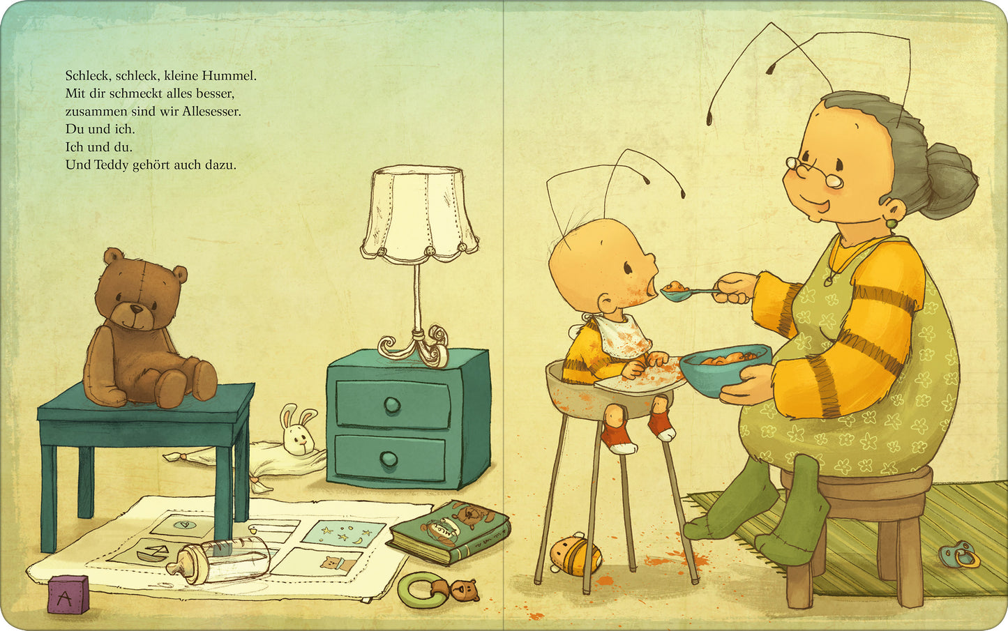 Gezeigt wird eine Innen- oder Zusatzansicht von „Die Baby Hummel Bommel – Ich hab dich lieb“. Die Illustration zeigt eine liebevoll gestaltete Szene mit einem Kind und einer Großmutter, die gemeinsam essen. Die Farben sind sanft und freundlich, mit einem hellen Hintergrund in pastelligen Tönen. Die Typografie ist klar und gut lesbar. Zudem sind Details wie ein Teddy, ein Nachttisch und Spielzeug sichtbar, die die gemütliche Atmosphäre unterstreichen.
