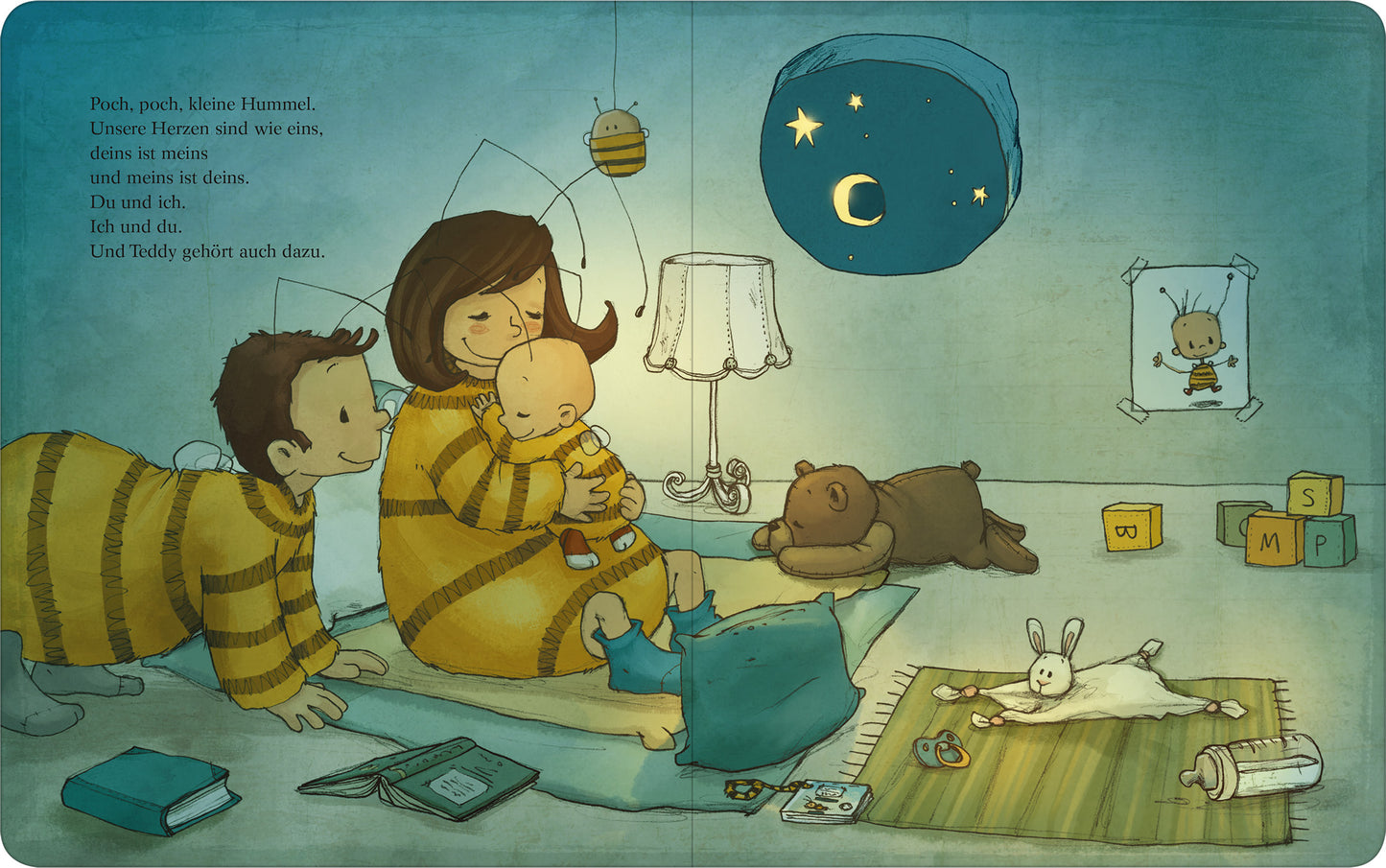 Gezeigt wird eine Innen- oder Zusatzansicht von „Die Baby Hummel Bommel – Ich hab dich lieb“. Die Illustration zeigt eine warmherzige Familienszene in einem gemütlichen Kinderzimmer. Eltern mit dem Baby tragen gestreifte Pyjamas in sanften Gelbtönen. Der Raum ist freundlich dekoriert, mit einem blauen Himmel und einem Mond über einem Nachtlicht. Ein Plüschbär und ein farbenfrohes Spielzeug sind abgebildet. Die sanften Farben und runden Formen vermitteln Geborgenheit und Liebe.