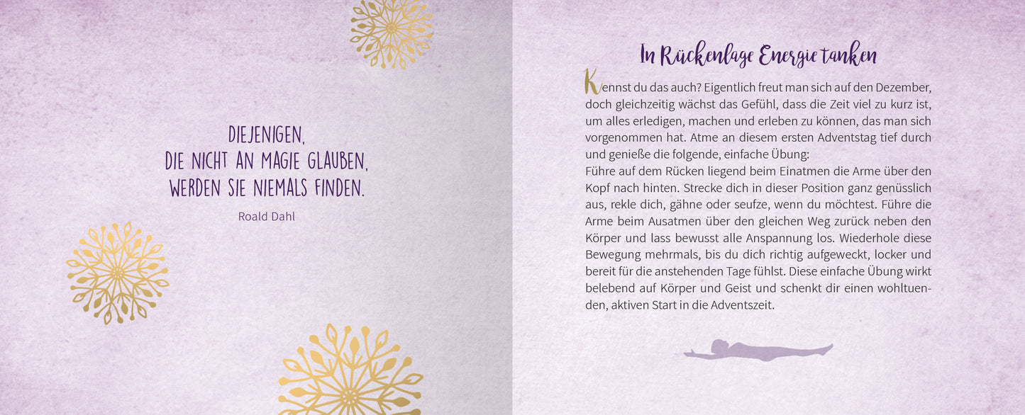 Gezeigt wird eine Innen- oder Zusatzansicht von „24 kleine Yoga-Auszeiten“. Die Seiten sind in sanften Lila- und Cremetönen gehalten, mit filigranen, goldenen Mustern, die eine beruhigende Atmosphäre schaffen. Die Typografie ist klar und gut lesbar, mit viel Platz zwischen den Textblöcken. Auf der linken Seite befindet sich ein inspirierendes Zitat, während die rechte Seite praktische Anweisungen zur Yogaübung bietet. Eine durchgehend harmonische Gestaltung fördert das entspannte...