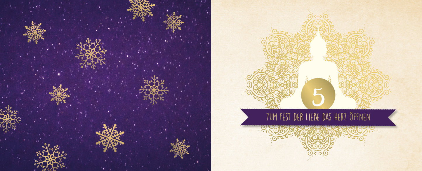Gezeigt wird eine Innen- oder Zusatzansicht von „24 kleine Yoga-Auszeiten“. Auf der linken Seite ist ein lila Hintergrund mit goldenen Schneeflocken abgebildet, während die rechte Seite einen cremefarbenen Hintergrund zeigt. In der Mitte befindet sich eine stilisierte Darstellung eines Buddhas, umgeben von einem ornamentalem Muster. Die Zahl „5“ ist zentral platziert in einem goldenen Kreis, darunter befindet sich ein lila Banner mit der Aufschrift „Zum Fest der Liebe das Herz...