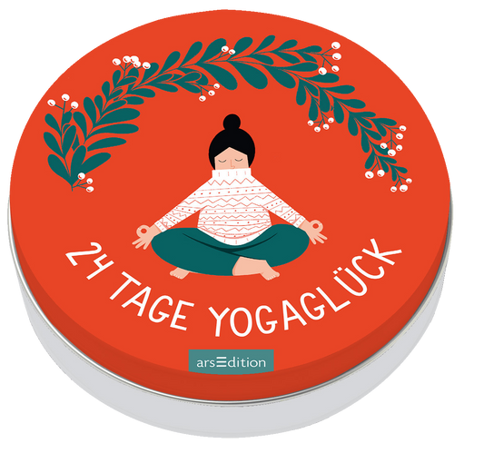 Auf dem runden Cover ist ein kräftiges Rot dominant, das eine harmonische Atmosphäre ausstrahlt. In der Mitte sitzt eine stilisierte Frau im Schneidersitz, die in entspannter Pose meditiert und ein gemustertes Oberteil trägt. Ein grüner Kranz aus Blättern und Beeren umrahmt sie und vermittelt Naturverbundenheit. Der Titel „24 TAGE YOGAGLÜCK“ ist in verspielter, weißer Schrift unter der Abbildung platziert. Ganz unten mittig steht der Logoschriftzug von arsEdition.