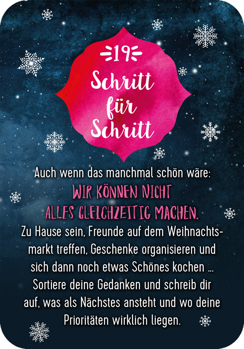 Gezeigt wird eine Innen- oder Zusatzansicht von „Achtsamkeit für den Advent“. Der Hintergrund ist in dunklem Blau gehalten und zeigt weiße Schneeflocken. Oben befindet sich ein rotes, geschwungenes Element mit der Aufschrift „19 Schritt für Schritt“ in einer verspielten, weißen Schrift. Darunter steht in kräftigem Pink der Satz „WIR KÖNNEN NICHT ALLES GLEICHZEITIG MACHEN“ in großer, auffälliger Typografie. Der Text lädt zur Reflexion über persönliche Prioritäten ein.