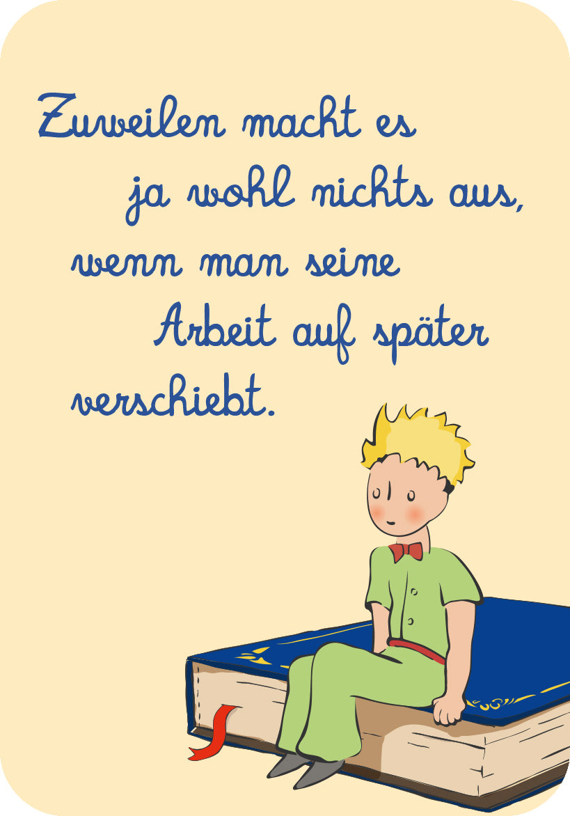 Gezeigt wird eine Innen- oder Zusatzansicht von „Der Kleine Prinz. 50 Glückskärtchen für jeden Tag“. Die Illustration zeigt den kleinen Prinzen mit blonden lockigen Haaren, der in einem grünen Outfit auf einem großen, blauen Buch sitzt. Der Hintergrund ist in einem sanften Pastellgelb gehalten. Die Schrift ist verspielt und handgeschrieben, und der Text lautet: „Zuweilen macht es ja wohl nichts aus, wenn man seine Arbeit auf später verschiebt.“