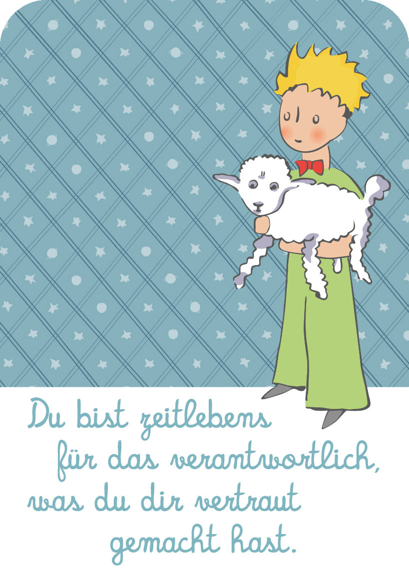 Gezeigt wird eine Innen- oder Zusatzansicht von „Der Kleine Prinz. 50 Glückskärtchen für jeden Tag“. Die Karte zeigt den kleinen Prinzen in einem grünen Anzug mit einer roten Fliege, der ein schneeweißes Schaf hält. Der Hintergrund ist in sanften Blautönen mit dreieckigen Mustern und Sternen gestaltet. Die Schrift ist handschriftlich und in einer einladenden, blauen Farbe gehalten, die die Botschaft „Du bist zeitlebens für das verantwortlich, was du dir vertraut gemacht hast.“...