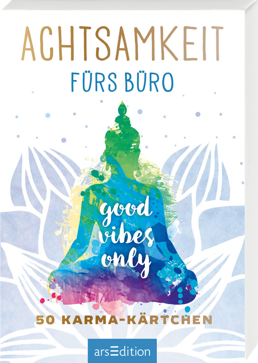 Das Buchcover zeigt den Titel „Achtsamkeit fürs Büro“ in goldener Schrift, während „FÜRS BÜRO“ in einem sanften Blau gehalten ist. Im Mittelpunkt des Covers befindet sich eine farbenfrohe Buddha-Silhouette in mehreren Blau- und Grüntönen, umgeben von blassen, floral angehauchten Elementen. Darunter steht in lebhaftem Weiß „good vibes only“, ergänzt durch den Hinweis „50 Karma-Kärtchen“. Ganz unten mittig steht der Logoschriftzug von arsEdition.