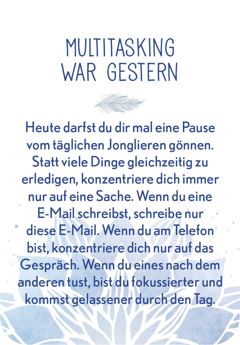 Gezeigt wird eine Innen- oder Zusatzansicht von „Achtsamkeit fürs Büro“. Die Gestaltung ist in sanften Blautönen gehalten, die mit einem zarten Blattmotiv harmonieren. Der Titel „MULTITASKING WAR GESTERN“ ist in einer eleganten, handschriftlichen Schriftart in dunklem Blau gesetzt. Der Fließtext, der klare und motivierende Anweisungen zur Achtsamkeit gibt, ist in einer gut lesbaren serifenlosen Schrift, die ebenfalls in Dunkelblau gehalten ist. Die Anordnung der Elemente ist...