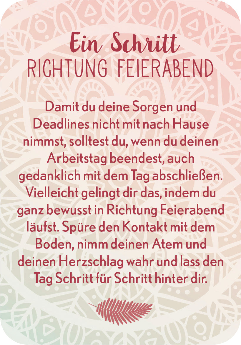 Gezeigt wird eine Innen- oder Zusatzansicht von „Achtsamkeit fürs Büro“. Der Hintergrund ist in sanftem Farbverlauf von Rosa zu Creme gehalten. Der Titel „Ein Schritt Richtung Feierabend“ ist in eleganter, handgeschriebener Typografie in dunklem Rosa platziert. Der beschreibende Text darunter ist in gut lesbarer, serifenloser Schrift in dunkler Farbe verfasst. Eine stilisierte Blattgrafik ziert die untere Ecke, die die gesamte Gestaltung harmonisch abrundet.