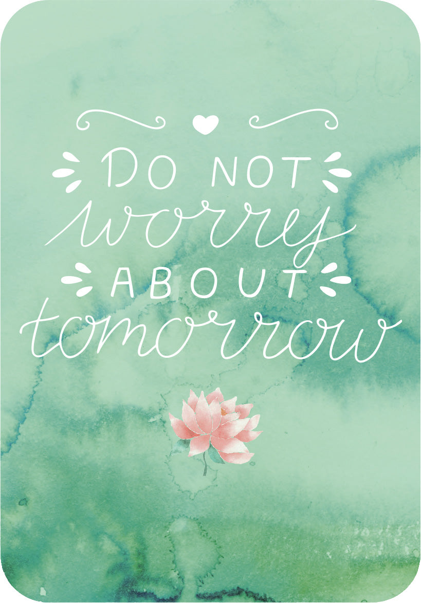 Gezeigt wird eine Innen- oder Zusatzansicht von „Achtsamkeit fürs Büro“. Der Hintergrund ist in sanften Grüntönen mit Aquarell-Effekten gehalten. In der Mitte steht die Schrift „DO NOT WORRY ABOUT TOMORROW“ in weißer, verspielter Typografie, die leicht geschwungene Elemente aufweist. Unterhalb der Schrift ist eine zarte rosa Lotusblume abgebildet, die für Ruhe und Achtsamkeit steht. Diese harmonische Gestaltung schafft eine einladende und beruhigende Atmosphäre.