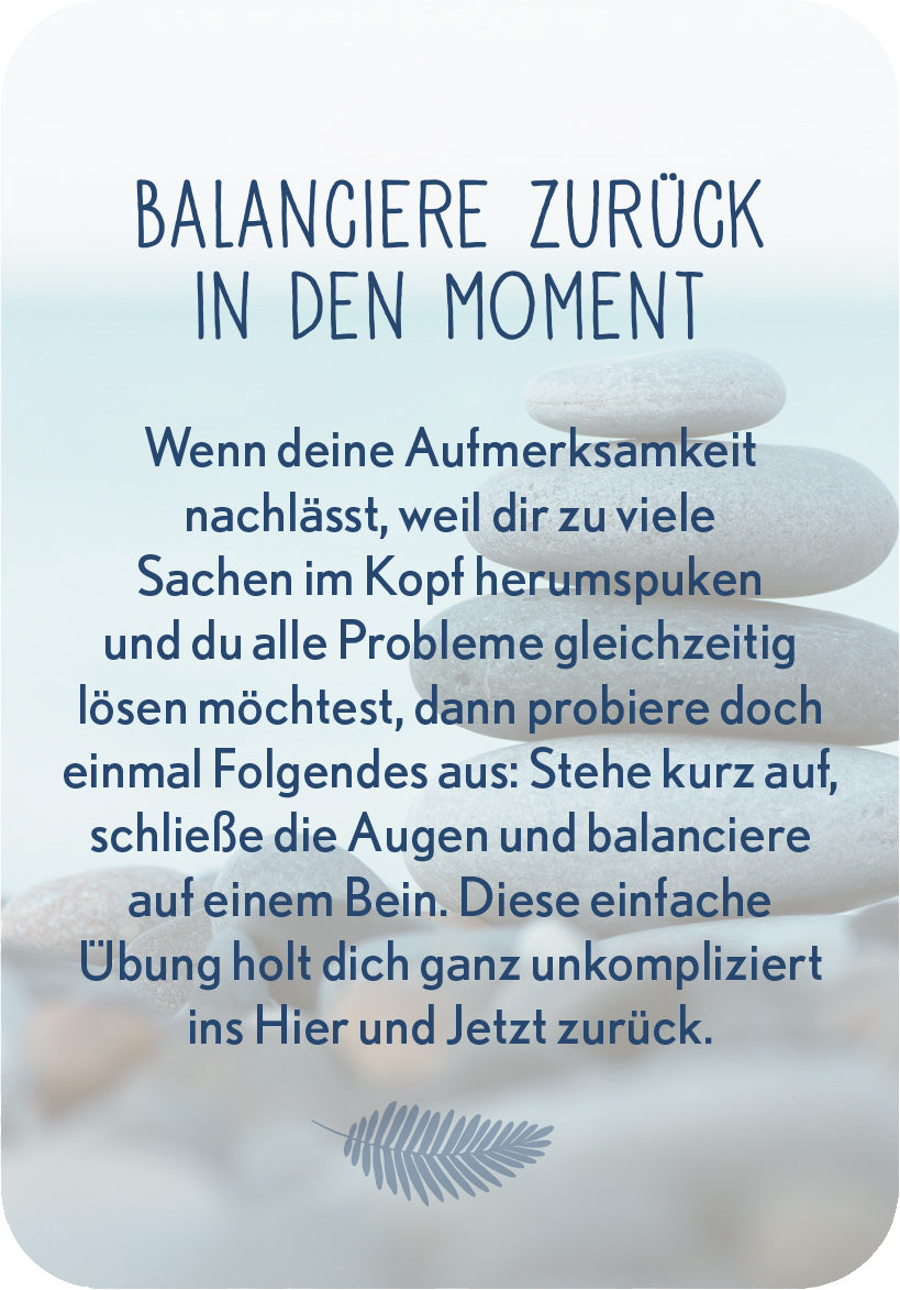 Gezeigt wird eine Innen- oder Zusatzansicht von „Achtsamkeit fürs Büro“. Der Hintergrund zeigt harmonisch gefälschte Steine, die eine ruhige Atmosphäre schaffen. Oben steht der Titel „BALANCIERE ZURÜCK IN DEN MOMENT“ in einer handschriftlichen, blauen Schriftart, die freundlich wirkt. Darunter folgt ein erklärender Text in einfacher, gut lesbarer Schrift, der Anleitungen zur Achtsamkeitsübung gibt. Der gesamte Look vermittelt Gelassenheit und lädt zur Entspannung ein.