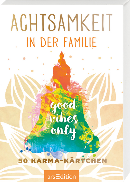 Der Buchcover zeigt im oberen Bereich den Titel „ACHTSAMKEIT IN DER FAMILIE“ in goldener, eleganter Schrift. Darunter befindet sich der Satz „good vibes only“ in geschwungener, weißer Typografie. Im Mittelpunkt steht eine leuchtend farbige Buddha-Figur, umgeben von zarten, hellen Lotusblüten. Die Farben sind vorrangig in sanften Gelb-, Blau-, Grün- und Rottönen gehalten. Ganz unten mittig steht der Logoschriftzug von arsEdition.