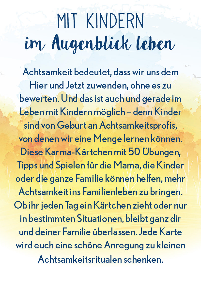 Gezeigt wird eine Innen- oder Zusatzansicht von „Achtsamkeit in der Familie“. Der Hintergrund ist in sanften, aquarellartigen Gelb- und Blautönen gehalten, was einen beruhigenden Eindruck vermittelt. Die zentrale Überschrift „MIT KINDERN im Augenblick leben“ ist in einer verspielten, handschriftlichen Schriftart gestaltet, während der Fließtext in einer gut lesbaren, klassischen Typografie verfasst ist. Der Text beschreibt Übungen zur Förderung von Achtsamkeit innerhalb der...