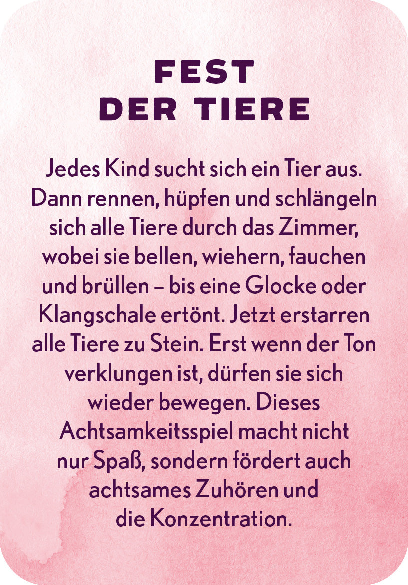 Gezeigt wird eine Innen- oder Zusatzansicht von „Achtsamkeit in der Familie“. Der Hintergrund ist in sanften Rosatönen gehalten, während der Titel „FEST DER TIERE“ in großer, kräftiger, dunkelvioletter Schrift auffällt. Der Fließtext beschreibt ein Achtsamkeitsspiel für Kinder und steht in gut lesbarer, serifenloser Schrift. Die Gestaltung ist klar gegliedert, wodurch die Informationen gut strukturiert und leicht erfassbar sind.