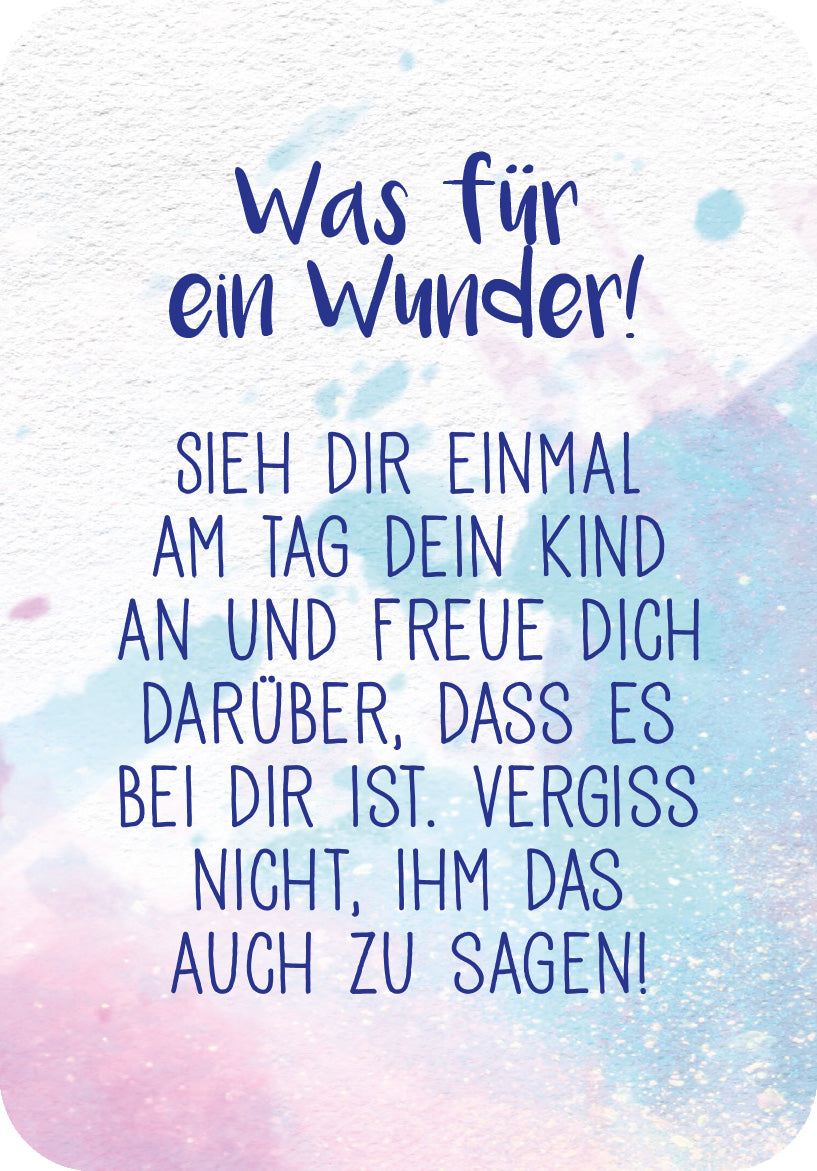 Gezeigt wird eine Innen- oder Zusatzansicht von „Achtsamkeit in der Familie“. Der Hintergrund ist sanft in Pastelltönen gehalten, überwiegend in Blau und Rosa. In kräftigem Dunkelblau steht der Text: „Was für ein Wunder!“ gefolgt von einem motivierenden Satz, der zur Achtsamkeit und Wertschätzung gegenüber Kindern anregt. Die Schrift ist freundlich und modern, klar lesbar und strahlt eine einladende Atmosphäre aus.