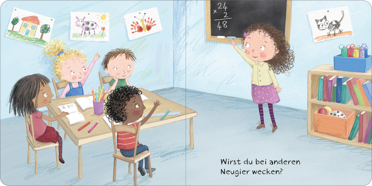 Gezeigt wird eine Innenansicht von „Dir gehört die Welt“. Die Illustration zeigt eine helle, freundliche Klassenzimmerszene mit vier Kindern, die an einem Tisch sitzen und einem Mädchen aufmerksam zuhören, das vor einer Tafel steht. Die Farben sind lebhaft und einladend, darunter sanfte Blau- und Grüntöne sowie warme Hauttöne. Die Typografie ist kindgerecht und klar, mit der Frage „Wirst du bei anderen Neugier wecken?“ in einer gut lesbaren Schriftart. Zeichnungen an der Wand...