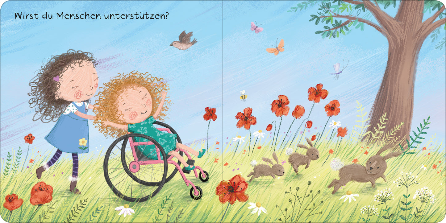 Gezeigt wird eine Innen- oder Zusatzansicht von „Dir gehört die Welt“. Auf einer bunten, fröhlichen Wiese sind zwei Mädchen abgebildet, eines im Rollstuhl. Um sie herum blühen rote und weiße Blumen, während kleine Tiere, wie Hasen, umherlaufen. Der Himmel ist hellblau mit fliegenden Vögeln und Schmetterlingen. Die Schrift „Wirst du Menschen unterstützen?“ steht in klarer, verschnörkelter Typografie oben links, die kindlich und einladend wirkt.