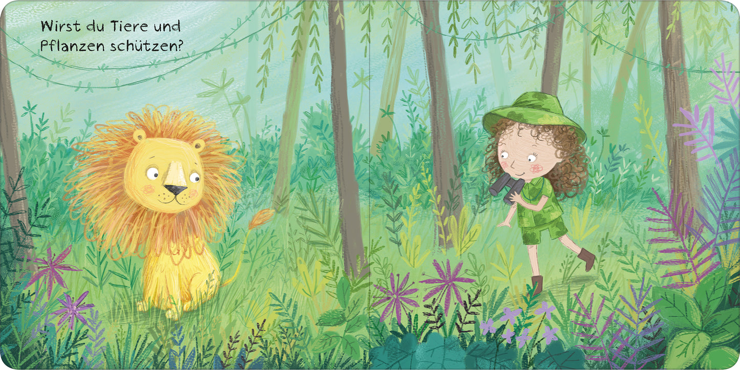 Gezeigt wird eine Innen- oder Zusatzansicht von „Dir gehört die Welt“. Die Illustration zeigt ein buntes Dschungel-Szenario mit üppigen, grünen Pflanzen und lebhaften, farbigen Blüten. Ein gelblich-oranger Löwe mit einer auffälligen Mähne steht auf der linken Bildseite, während ein neugieriges, kleines Mädchen in grüner Kleidung auf der rechten Seite mit einer Kamera neugierig auf den Löwen zuschreitet. Die Schriftfrage „Wirst du Tiere und Pflanzen schützen?“ ist in sanften,...