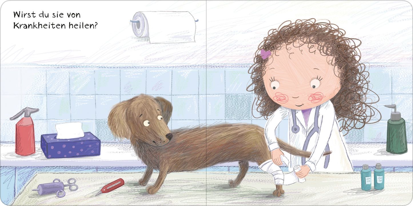 Gezeigt wird eine Innen- oder Zusatzansicht von „Dir gehört die Welt“. Die Illustration zeigt ein Kind mit lockigen, braunen Haaren, das in einem weißen Kittel einem Hund mit braunem Fell auf einem Behandlungstisch hilft. Im Hintergrund sind verschiedene Utensilien wie Scheren und Flaschen in sanften Farben arrangiert, und es gibt eine grüne und blaue Flasche sowie Toilettenpapier. Der Text fragt: „Wirst du sie von Krankheiten heilen?“, in einer freundlichen, verspielten Schrift.