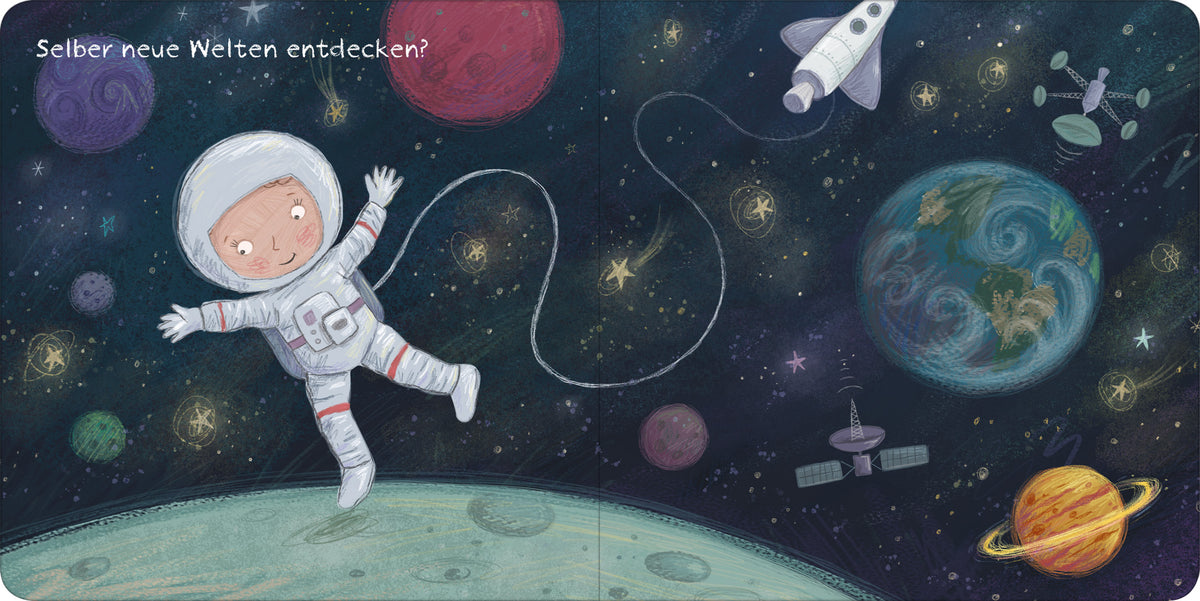 Gezeigt wird eine Innen- oder Zusatzansicht von „Dir gehört die Welt“. Auf der Illustration schwebt ein fröhlicher Astronaut mit hellem Raumanzug und rotem Akzent auf einem blauen Planeten. Um ihn herum sind bunte Planeten und Sterne in verschiedenen Größen sowie ein Raumschiff zu sehen. Der Hintergrund ist dunkel und vermittelt das Gefühl von Weite im Weltraum. Die Schrift „Selber neue Welten entdecken?“ in freundlichem Weiß ergänzt die verspielte Szene.