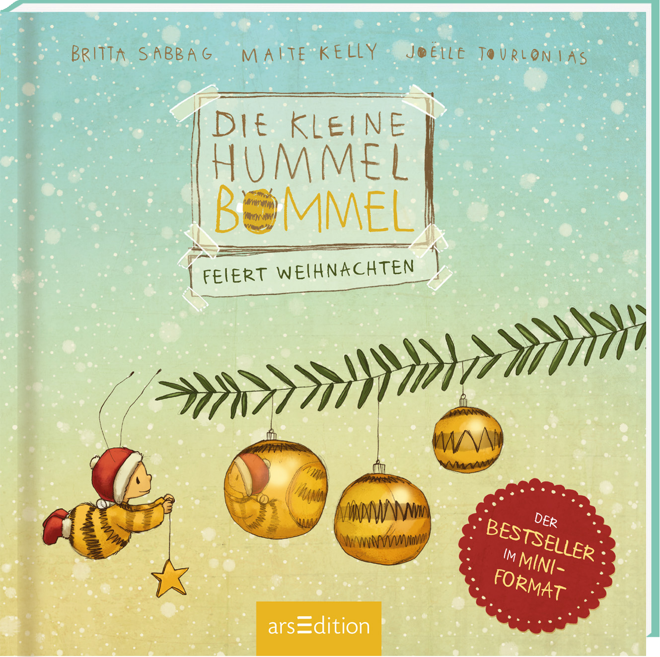 Auf hellem, pastellblauem Hintergrund prangt der Titel „Die kleine Hummel Bommel feiert Weihnachten“ in einer verspielten, gelben Schrift. Darunter sind die Autoren Britta Sabbag, Maite Kelly und Joelle Tourlonias angegeben. Eine fröhliche Hummel mit einer roten Mütze und ein Weihnachtsbaumzweig mit glänzenden Kugeln zieren die untere Bildhälfte. Ein roter Button mit dem Text „DER BESTSELLER im MINIFORMAT“ ist ebenfalls sichtbar. Ganz unten mittig steht der Logoschriftzug von...