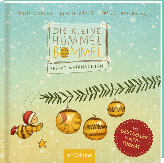 Auf hellem, pastellblauem Hintergrund prangt der Titel „Die kleine Hummel Bommel feiert Weihnachten“ in einer verspielten, gelben Schrift. Darunter sind die Autoren Britta Sabbag, Maite Kelly und Joelle Tourlonias angegeben. Eine fröhliche Hummel mit einer roten Mütze und ein Weihnachtsbaumzweig mit glänzenden Kugeln zieren die untere Bildhälfte. Ein roter Button mit dem Text „DER BESTSELLER im MINIFORMAT“ ist ebenfalls sichtbar. Ganz unten mittig steht der Logoschriftzug von...