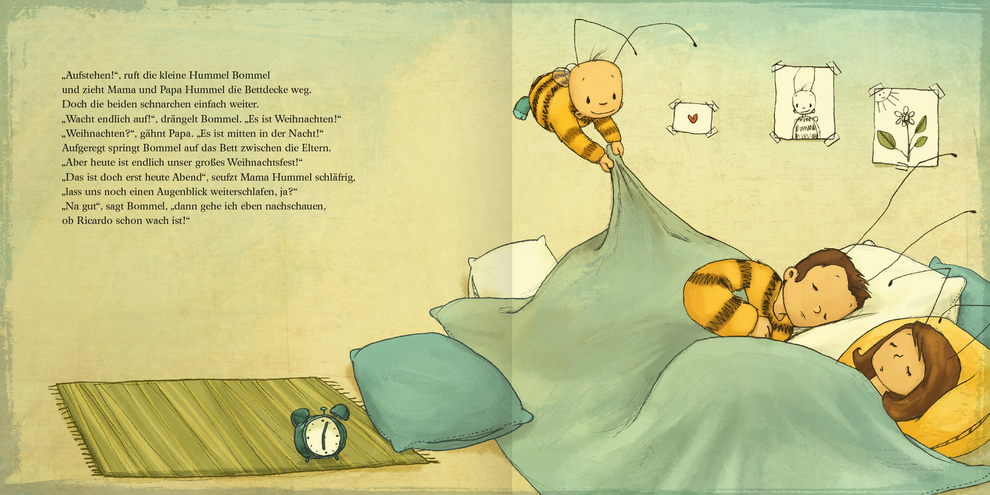 Gezeigt wird eine Innen- oder Zusatzansicht von „Die kleine Hummel Bommel feiert Weihnachten (Mini-Ausgabe)“. Das Bild zeigt eine behagliche Schlafszene mit zwei Kindern und einer kleinen Hummel. Die Farben sind warm und einladend, vorwiegend in sanften Gelb-, Blau- und Brauntönen. Die typografischen Elemente sind handschriftlich gestaltet und verleihen der Seite eine liebevolle, kindgerechte Atmosphäre. Möbel und Dekorationen in der Umgebung unterstreichen das weihnachtliche und...