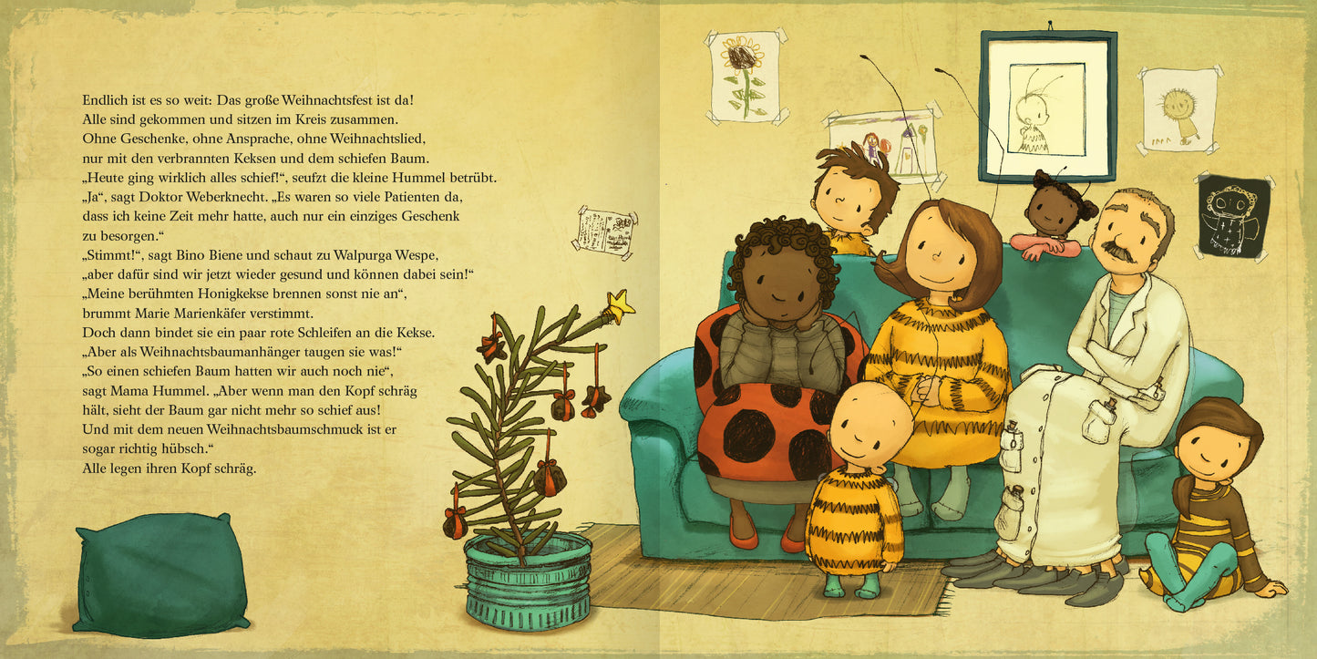 Gezeigt wird eine Innen- oder Zusatzansicht von „Die kleine Hummel Bommel feiert Weihnachten (Mini-Ausgabe)“. Die Illustration zeigt eine Gruppe von Kindern und einem Erwachsenen, die in einem gemütlichen Raum um einen Weihnachtsbaum versammelt sind. Dominierende Farben sind sanfte Blau- und Gelbtöne, die eine warme Atmosphäre schaffen. Die Typografie besteht aus kindgerechter Schrift, die die spielerische und festliche Stimmung des Textes unterstreicht. Dekorative Elemente wie ein...