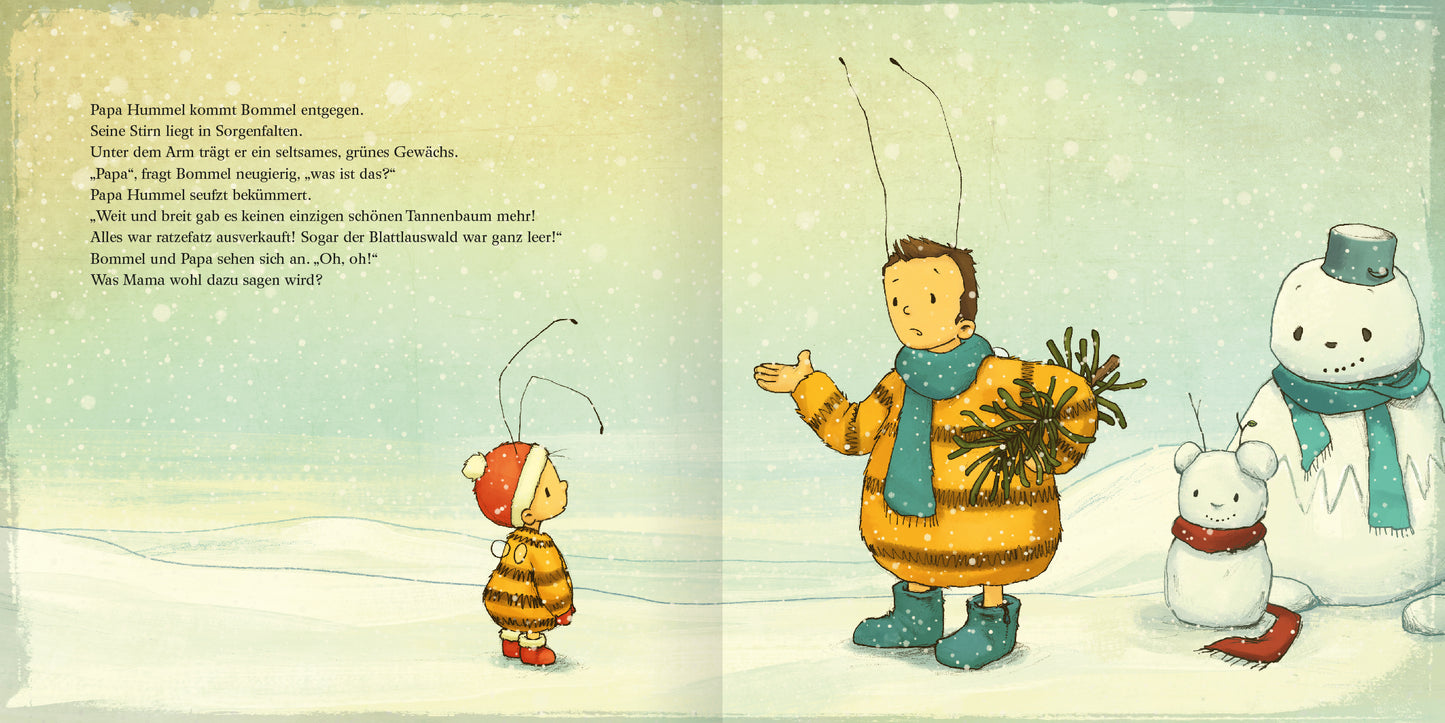 Gezeigt wird eine Innen- oder Zusatzansicht von „Die kleine Hummel Bommel feiert Weihnachten (Mini-Ausgabe)“. Die Illustration zeigt eine winterliche Szene mit einem kleinen Mädchen in einem roten Hut und einer gestreiften Jacke sowie einem Jungen in einem orangefarbenen, gestreiften Outfit. Beide stehen im Schnee, umgeben von einem Schneemann mit einem Zylinder. Der Hintergrund ist sanft in bläulichen Farbtönen gehalten, während der Text in einer kindgerechten, verspielten Schriftart...