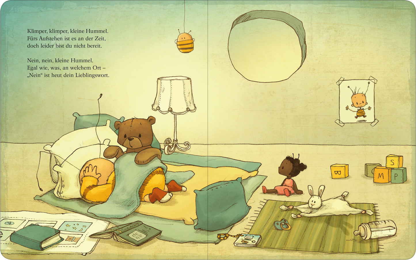 Gezeigt wird eine Innen- oder Zusatzansicht von „Die Baby Hummel Bommel will das nicht“. Die Illustration zeigt eine freundliche, entspannte Kinderszene mit einem großen, braunen Bären im Bett und verschiedenen Spielzeugen auf dem Boden. Farben sind sanft und vielseitig, hauptsächlich in pastellblau, gelb und grün. Die Typografie ist kindgerecht und klar, mit handschriftlichen Elementen, die die liebevolle Stimmung unterstützen. Ein großes Fenster und ein Mond im Hintergrund runden...