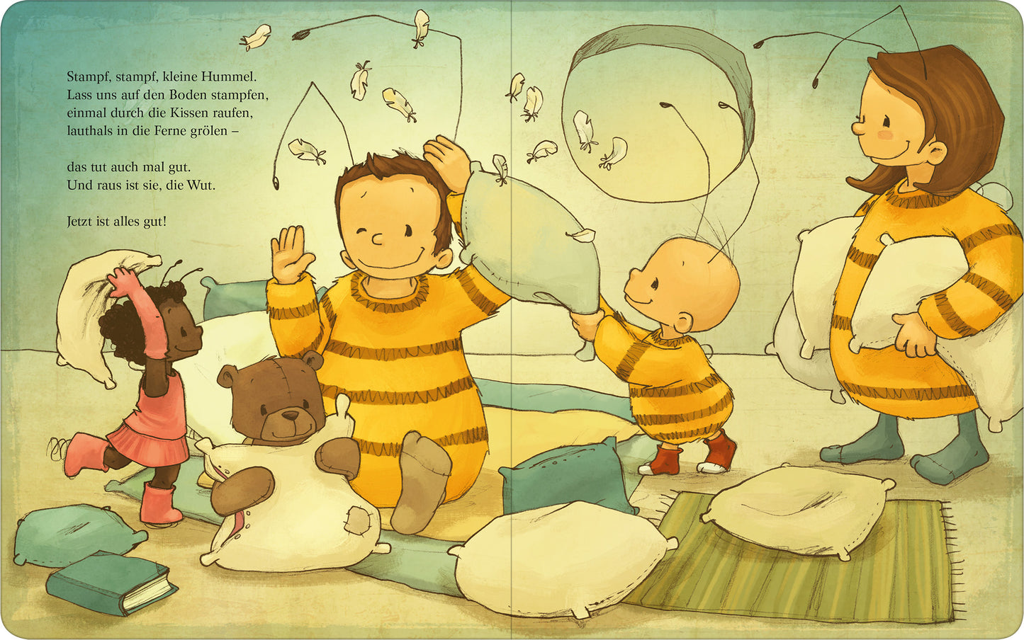 Gezeigt wird eine Innen- oder Zusatzansicht von „Die Baby Hummel Bommel will das nicht“. Die Illustration zeigt drei Kinder in gestreiften, gelb- und braunfarbenen Schlafanzügen, die fröhlich mit Kissen und einem Stofftier spielen. Die Farbpalette ist sanft und pastelartig, dominiert von Blau- und Gelbtönen. Eine warme, einladende Atmosphäre wird durch runde Linien und verspielte Elemente geschaffen, während die Typografie in einer klaren, kinderfreundlichen Schriftart gestaltet ist.