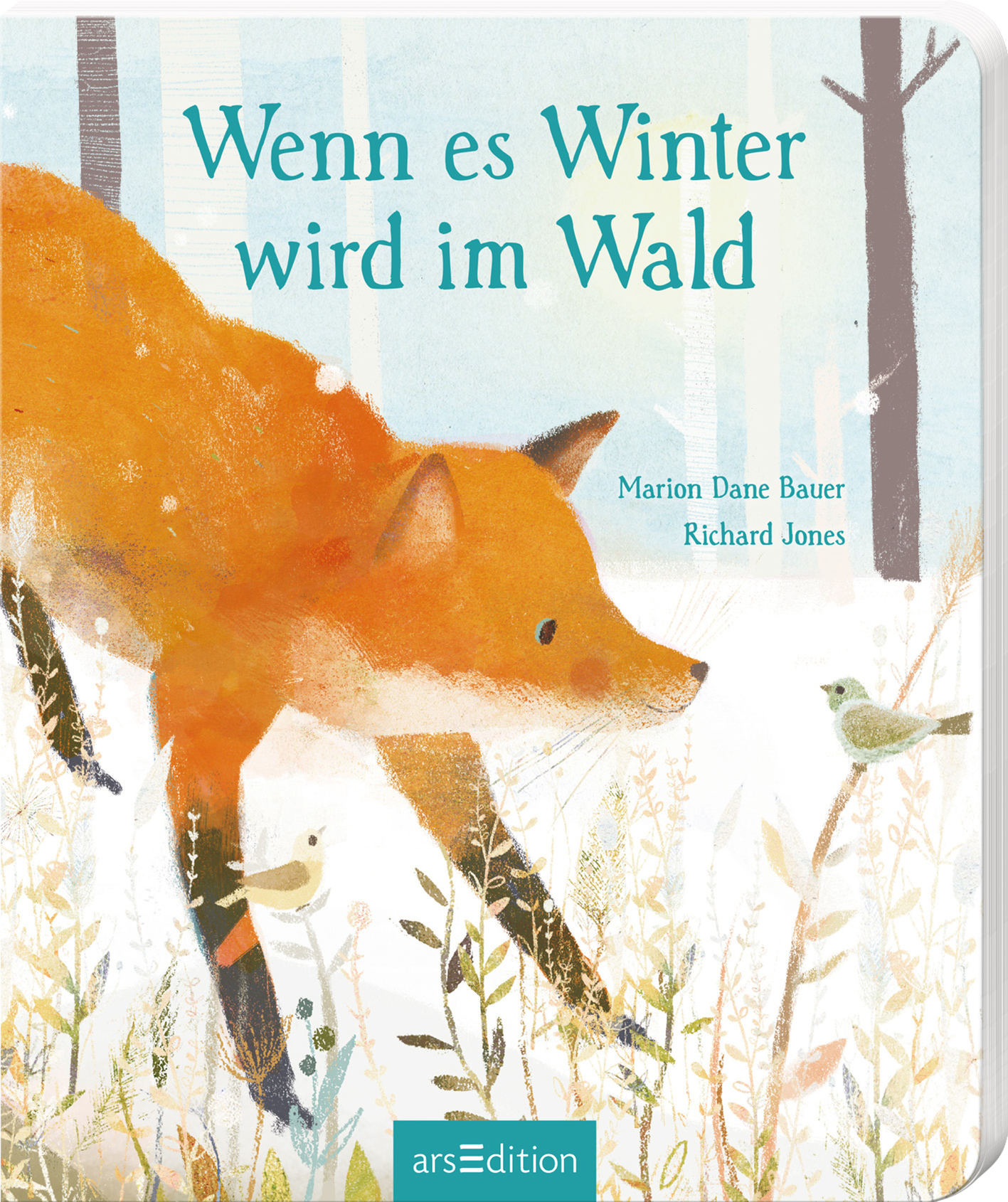 Das Buchcover zeigt einen orangefarbenen Fuchs, der durch eine winterliche Waldlandschaft läuft. Die Szenerie ist in sanften, kühlen Farbtönen gehalten, mit weißen und blauen Akzenten, die den Winter widerspiegeln. Im Hintergrund sind Bäume skizzenhaft angedeutet und die Vegetation ist mit kleinen Vögeln verziert. Der Titel „Wenn es Winter wird im Wald“ ist in aquablauem Schriftzug oben platziert. Darunter stehen die Urhebernamen: Marion Dane Bauer und Richard Jones. Ganz unten mittig...