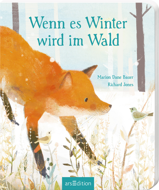 Das Buchcover zeigt einen orangefarbenen Fuchs, der durch eine winterliche Waldlandschaft läuft. Die Szenerie ist in sanften, kühlen Farbtönen gehalten, mit weißen und blauen Akzenten, die den Winter widerspiegeln. Im Hintergrund sind Bäume skizzenhaft angedeutet und die Vegetation ist mit kleinen Vögeln verziert. Der Titel „Wenn es Winter wird im Wald“ ist in aquablauem Schriftzug oben platziert. Darunter stehen die Urhebernamen: Marion Dane Bauer und Richard Jones. Ganz unten mittig...