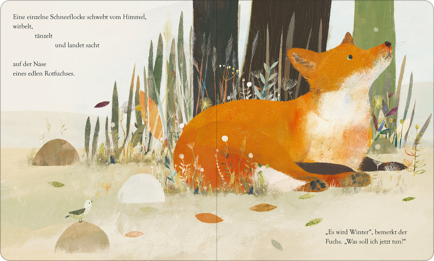 Gezeigt wird eine Innen- oder Zusatzansicht von „Wenn es Winter wird im Wald“. Die Illustration zeigt einen ruhenden, orangefarbenen Fuchs in einer schneebedeckten Landschaft, umgeben von sanften Farbnuancen in Grün und Beige. Eine einzelne Schneeflocke schwebt vom Himmel. Der Text in geschwungener Schrift beschreibt die Szene: „Es wird Winter“, bemerkt der Fuchs. Die harmonische Komposition vermittelt eine stille Winteratmosphäre.