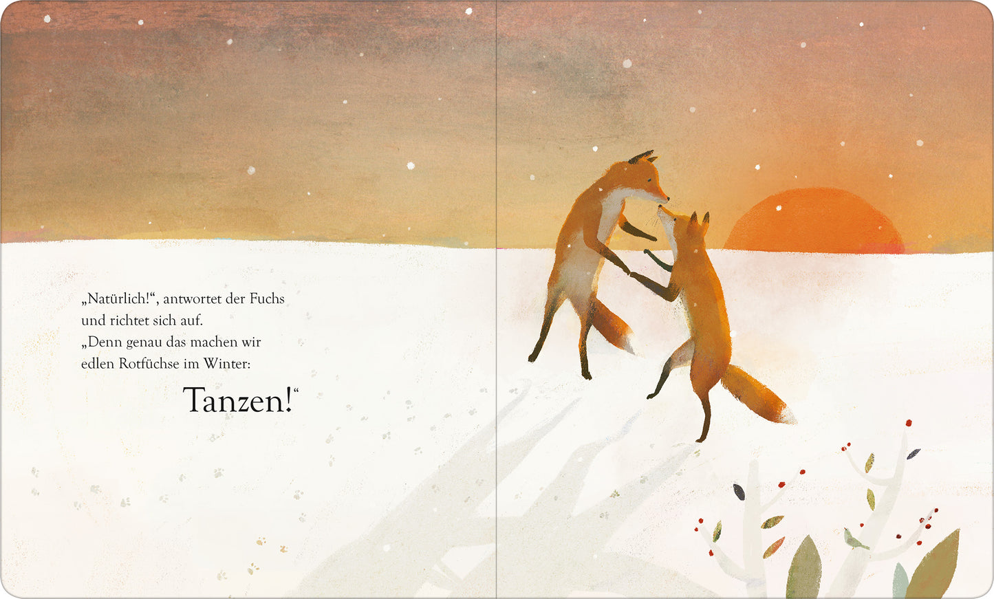 Gezeigt wird eine Innen- oder Zusatzansicht von „Wenn es Winter wird im Wald“. Die Illustration zeigt zwei tanzende Füchse auf einer schneebedeckten Fläche. Im Hintergrund strahlt eine orangefarbene Sonne in einem sanften Farbverlauf von Gelb zu Lila. Links ist ein Text in schwarzer Schrift platziert, der die Szene beschreibt. Die Farben sind warm und einladend, während die typografische Gestaltung klar und gut lesbar ist.