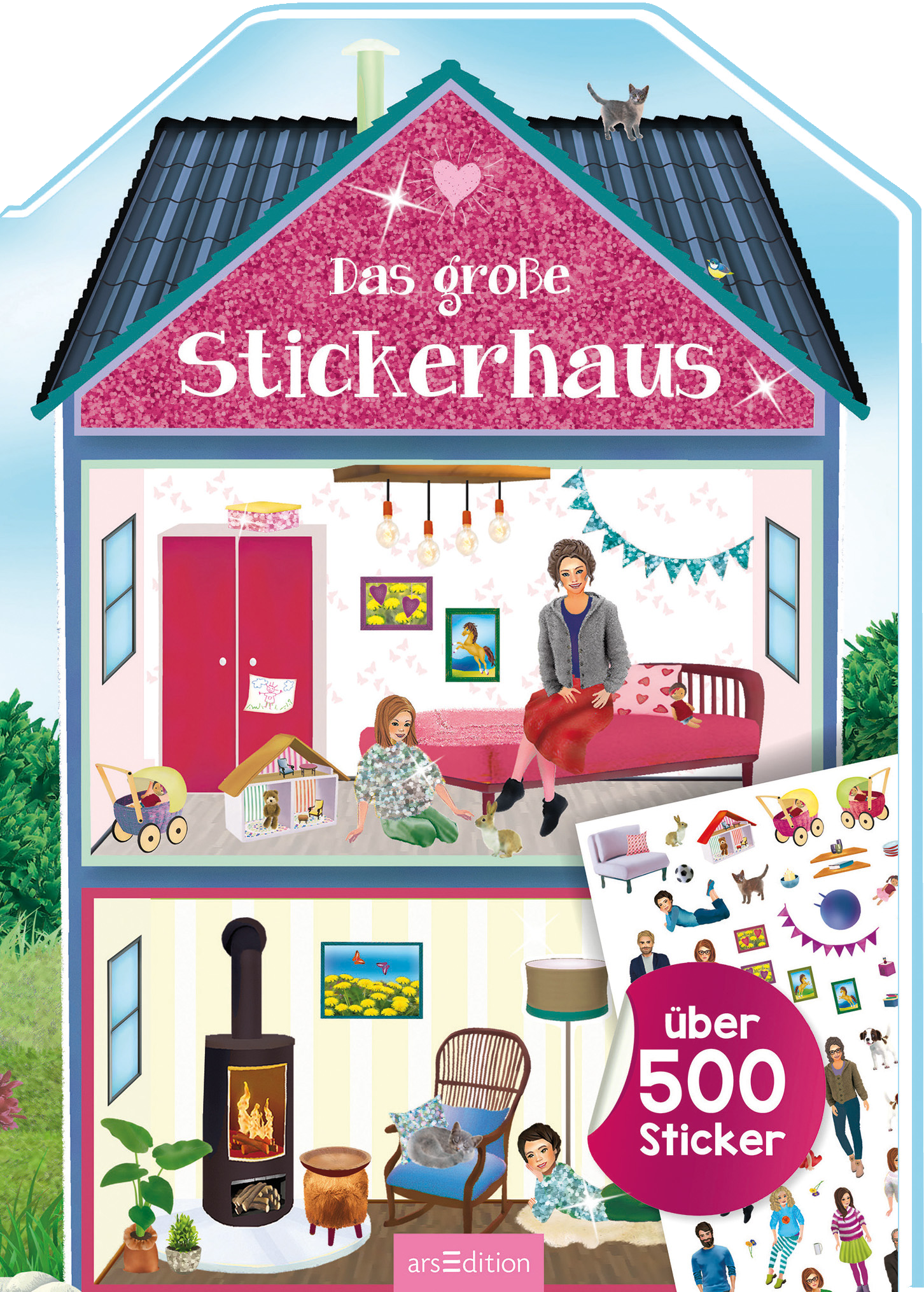 Das Buchcover zeigt ein fröhliches, buntes Haus mit einem pink glitzernden Dach. Auf der Vorderseite sind verschiedene farbige Räume mit Möbeln und Dekorationen dargestellt. In jedem Raum sind spielende Kinder und eine Frau zu sehen, die eine entspannte Atmosphäre vermittelt. Oben auf dem Cover steht in großen, verspielten roten Buchstaben „Das große Stickerhaus“. In der unteren rechten Ecke ist ein Hinweis auf „über 500 Sticker“ in einem roten Kreis. Ganz unten mittig steht der...