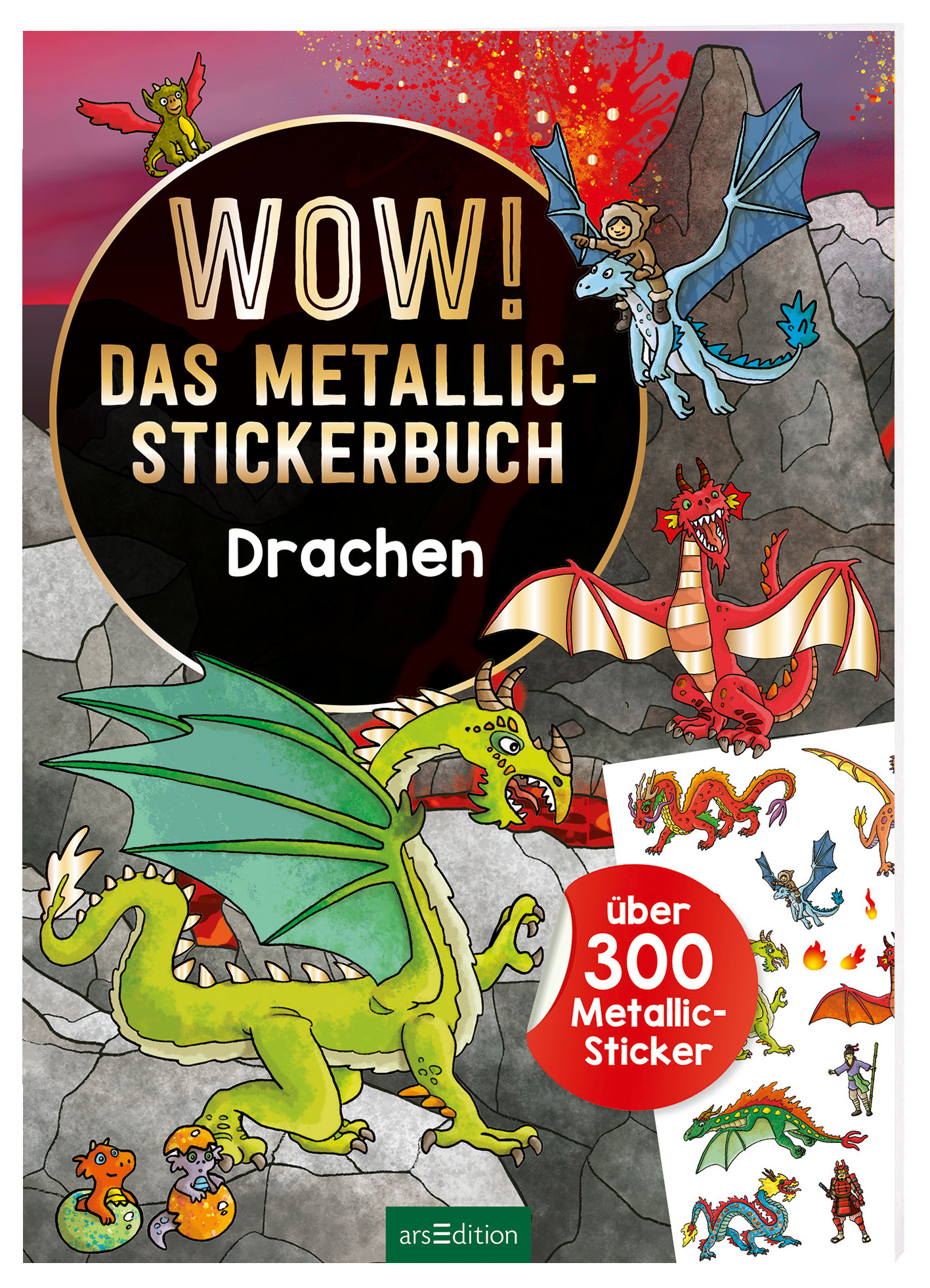 Das Buchcover zeigt eine dynamische Darstellung von bunten Drachen in unterschiedlichen Posen. Im Vordergrund steht ein gelber Drache mit ausgebreiteten Flügeln und dem künstlerisch gestalteten Titel „WOW! DAS METALLIC-STICKERBUCH“ in großen, goldenen Buchstaben. Darunter folgt das Wort „Drachen“ in Schwarz. Der Hintergrund zeigt eine dramatische, graue Felslandschaft unter einem rot verfärbten Himmel. In der unteren rechten Ecke ist ein Stickerbogen abgebildet, der auf die „über...
