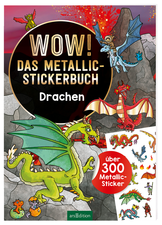 Das Buchcover zeigt eine dynamische Darstellung von bunten Drachen in unterschiedlichen Posen. Im Vordergrund steht ein gelber Drache mit ausgebreiteten Flügeln und dem künstlerisch gestalteten Titel „WOW! DAS METALLIC-STICKERBUCH“ in großen, goldenen Buchstaben. Darunter folgt das Wort „Drachen“ in Schwarz. Der Hintergrund zeigt eine dramatische, graue Felslandschaft unter einem rot verfärbten Himmel. In der unteren rechten Ecke ist ein Stickerbogen abgebildet, der auf die „über...