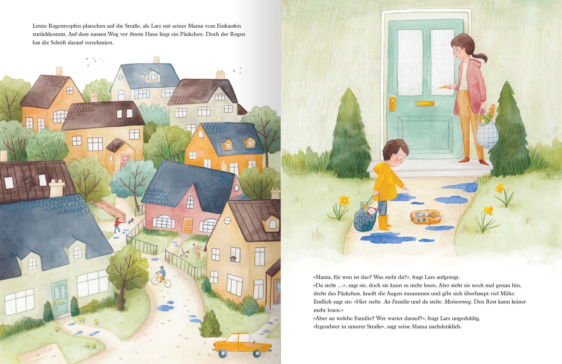 Gezeigt wird eine Innenansicht von „Das alles ist Familie“. Die Illustration links zeigt ein Wohngebiet mit mehreren Häusern, üppigem Grün und einem klaren Himmel. Auf der rechten Seite sind ein Junge mit Brille und seine Mutter auf dem Gartenweg vor einer Haustür abgebildet. Beide tragen Einkaufstaschen und der Junge deutet auf ein Paket, das auf dem Weg liegt.