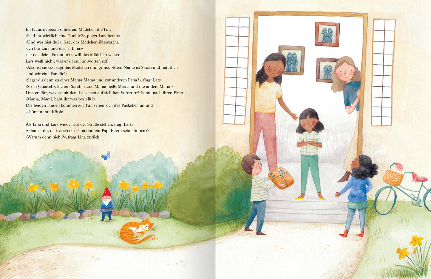 Gezeigt wird eine Innenansicht von „Das alles ist Familie“. Die Illustration zeigt eine offenstehende Haustür. In der Tür stehen ein Mädchen und zwei Frauen. Vor der Tür stehen ein Mädchen und ein Junge. Der Junge hat ein Paket in der Hand und die Personen interagieren miteinander. Der Bereich darum herum ist lebhaft mit farbenfrohen Blumen, einem spielenden Kater und einem Fahrrad gestaltet.