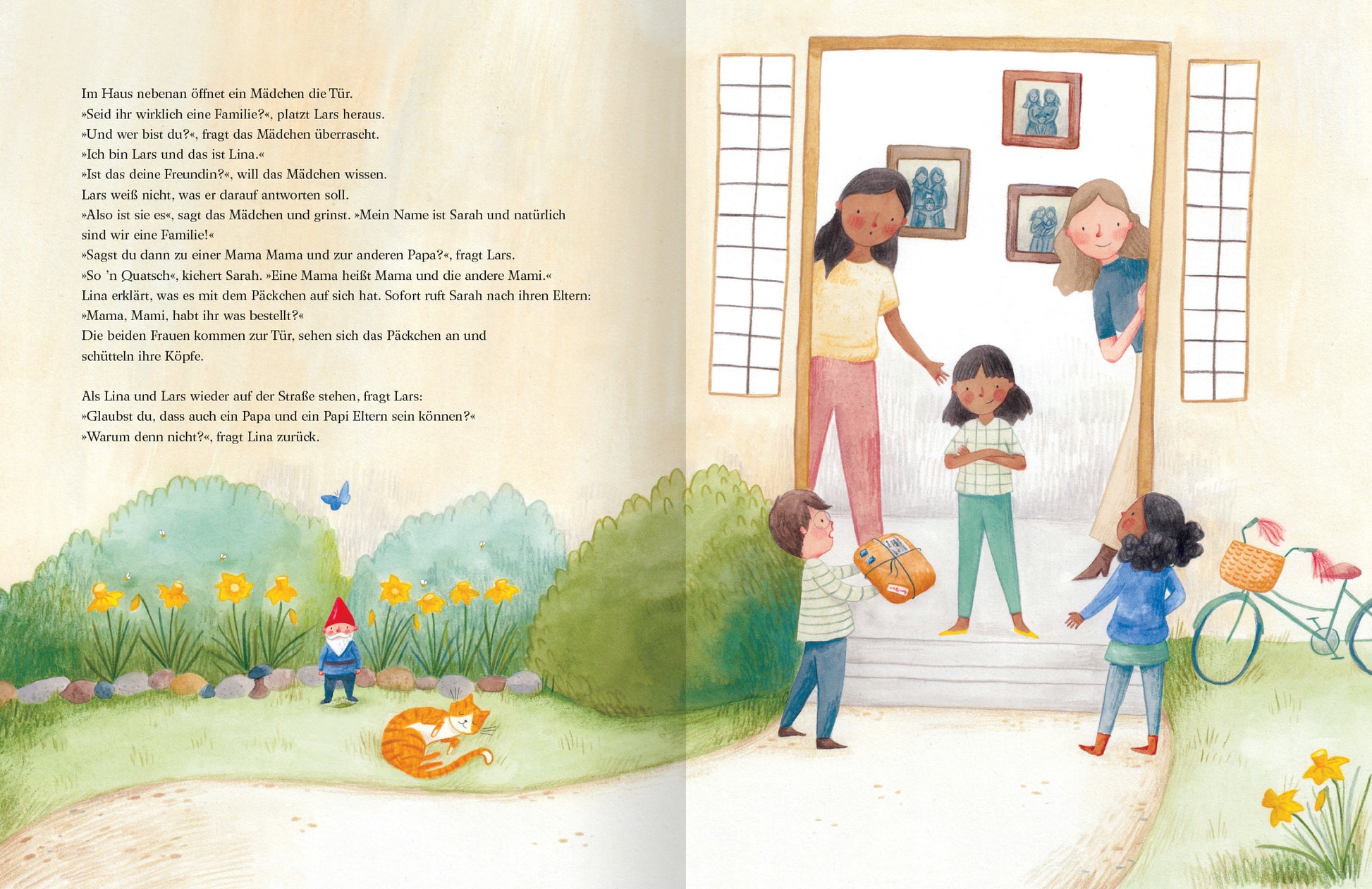 Gezeigt wird eine Innenansicht von „Das alles ist Familie“. Die Illustration zeigt eine offenstehende Haustür. In der Tür stehen ein Mädchen und zwei Frauen. Vor der Tür stehen ein Mädchen und ein Junge. Der Junge hat ein Paket in der Hand und die Personen interagieren miteinander. Der Bereich darum herum ist lebhaft mit farbenfrohen Blumen, einem spielenden Kater und einem Fahrrad gestaltet.