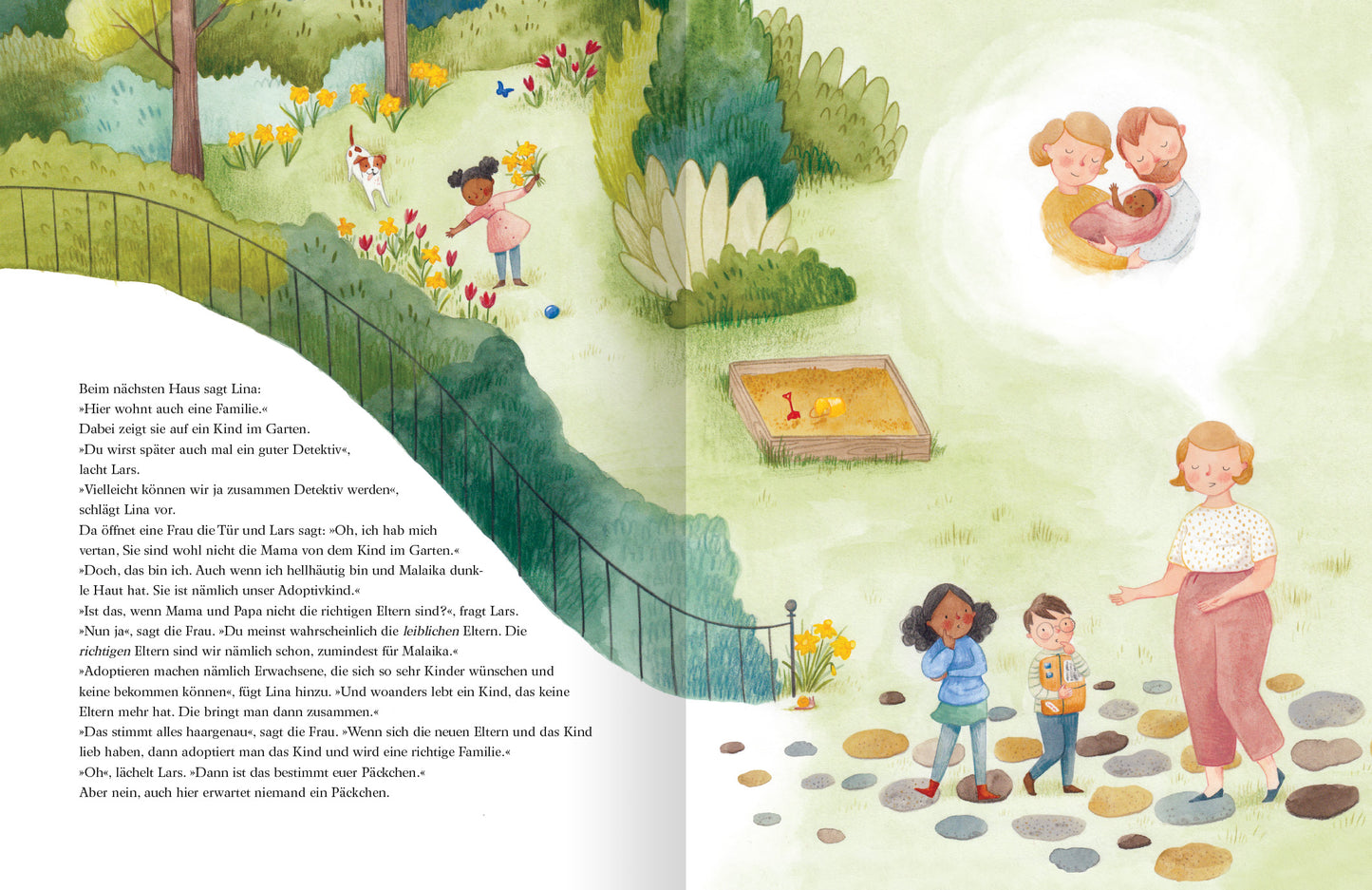 Gezeigt wird eine Innenansicht von „Das alles ist Familie“. Die Illustration zeigt eine farbenfrohe Gartenlandschaft mit grünen Bäumen und bunten Blumen. Auf der linken Seite pflückt ein Kind Blumen, während auf der rechten Seite eine Frau mit dem Jungen und dem Mädchen spricht, die das Paket dabeihaben.