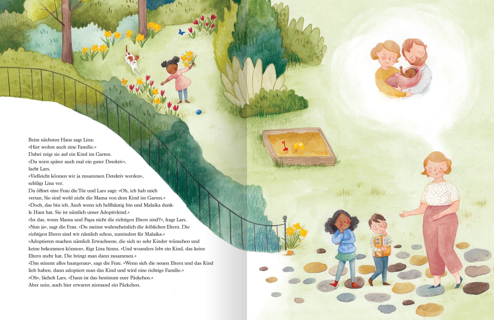 Gezeigt wird eine Innenansicht von „Das alles ist Familie“. Die Illustration zeigt eine farbenfrohe Gartenlandschaft mit grünen Bäumen und bunten Blumen. Auf der linken Seite pflückt ein Kind Blumen, während auf der rechten Seite eine Frau mit dem Jungen und dem Mädchen spricht, die das Paket dabeihaben.