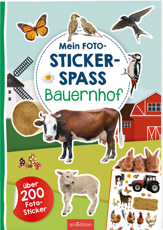 Das 3D-Buchcover zeigt ein fröhliches Bauernhofmotiv mit einer großen Abbildung einer Kuh im Vordergrund. Umgeben von weiteren Tieren wie Schafen, Kaninchen und Vögeln. Der Titel „Mein FOTO-STICKER-SPASS Bauernhof“ ist in großen, bunten Buchstaben oben auf dem Cover platziert. Am unteren Rand steht der Hinweis „über 200 Foto-Sticker“. Die Farben sind lebhaft, vorwiegend in Grüntönen und Rot. Ganz unten mittig steht der Logoschriftzug von arsEdition.