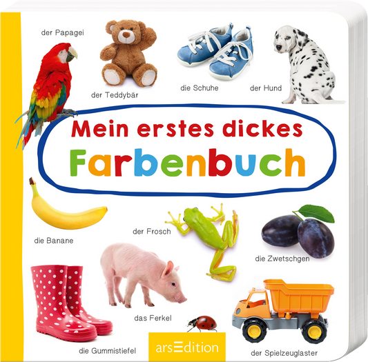 Das Buchcover zeigt eine helle, fröhliche Gestaltung mit einem gelben Rand. In der Mitte steht in bunten, verspielten Buchstaben der Titel „Mein erstes dickes Farbenbuch“. Um den Titel sind verschiedene Illustrationen platziert, darunter ein Papagei, ein Teddybär, Schuhe, ein Hund, eine Banane, ein Frosch, eine Zwetschge, ein Ferkel, Gummistiefel und ein Spielzeuglaster. Die Atmosphäre ist lebhaft und kindgerecht. Ganz unten mittig steht der Logoschriftzug von arsEdition.