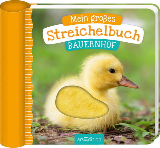 Das Buchcover zeigt ein gelbes Entenküken auf grünem Gras, das cute und lebendig wirkt. Oben steht in verspielter Schrift „Mein großes Streichelbuch“ in Orange, darunter befindet sich das Wort „BAUERNHOF“ in Blau. Die linke Seite des Covers ist in hellen Gelbtönen gestaltet und zeigt eine wellenförmige Struktur. Es gibt keine zusätzlichen Auszeichnungen. Ganz unten mittig steht der Logoschriftzug von arsEdition.