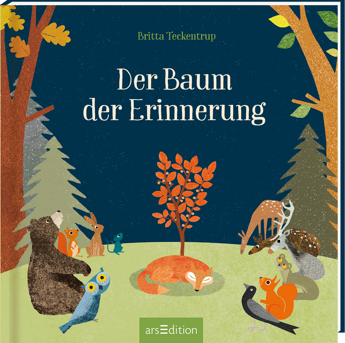 Das Buchcover zeigt eine Waldszene auf einem dunkelblauen Hintergrund. Im Vordergrund sitzen verschiedene Tiere, darunter ein Bär, ein Eichhörnchen und mehrere Vögel, im Kreis um einen Baum mit orangen Blättern herum. Unter dem Baum liegt ein Fuchs mit geschlossenen Augen. Der Titel „Der Baum der Erinnerung“ steht in weißer Schrift darüber. Ganz unten mittig steht der Logoschriftzug von arsEdition.
